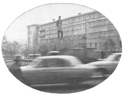 2-я точка — у перехода через Каланчевскую улицу, расстояние около пятнадцати метров: фигура читается на фоне той же стены, ее перспективное сокращение ещё сильнее «размывает» силуэт