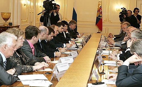 Встреча с членами Совета Общественной палаты. Слева на переднем плане: Леонид Рошаль, Мария Слободская.